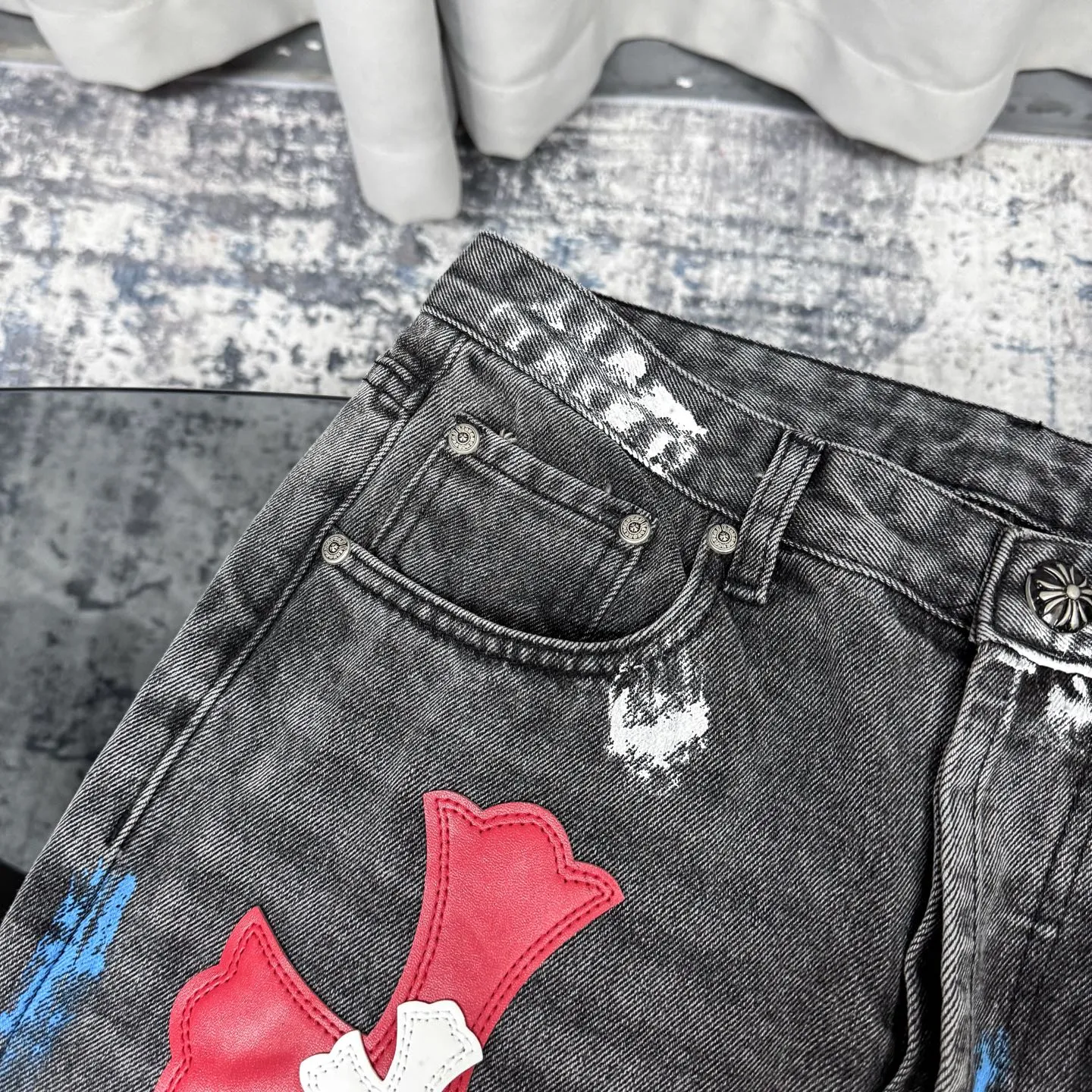 P280 GALLERY DEPT & Chrome Hearts Co-branded colorful leather cross loose washed flared jeans that truly restore the ultimate vintage texture. The original hardware and accessories are washed and other elevators. The QR code analysis is all purchased from the original factory. The degree of restoration is high. You are welcome to compare the products~ Three-dimensional version is loose and comfortable without being too picky about the figure. It looks taller and slimmer. Factory Seiko. Original factory quality control. Same style for men and women. Can be matched with couples. Versatile recommendation. Must-have jeans D332 for all seasons. Trendy people have been disappointed. From the quality selection of fabrics, the tailoring of details, and the matching of patterns, everything is impeccable! The upper body is so handsome when worn...it can be easily worn by men, women and children! The craftsmanship is made of heavy-duty washed pure cotton denim fabric. After washing, it is soft and thick and looks very stylish when worn. Size: 28/30/32/34/36 Waist: 70/75/80/85/90 Knee: 44.5/46/47.5/49/50.5 Pants length: 102/104/106/108/110